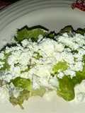 Pastel de enchiladas poblanas con queso crema