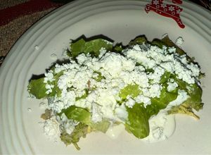 Una foto de Pastel de enchiladas poblanas con queso crema
