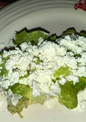Una foto de Pastel de enchiladas poblanas con queso crema