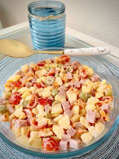 Una foto de Ensaladilla de patata con pavo y salsa cocktail