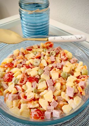 Una foto de Ensaladilla de patata con pavo y salsa cocktail