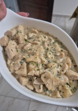 Una foto de Pollo con ajo y perejil