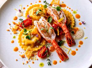 Foto di Ravioli Ripieni di Limone e Menta con Gamberi Grigliati e Riduzione di Crostacei