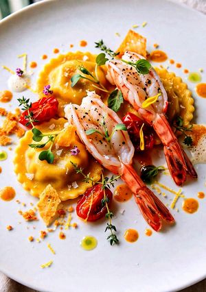 Foto di Ravioli Ripieni di Limone e Menta con Gamberi Grigliati e Riduzione di Crostacei