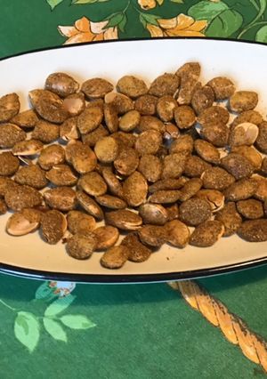 Une photo de Ongles de sorcière (graines de courge grillées paprika et épices massalé)