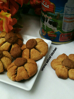 A picture of Chocolate flower cookies.