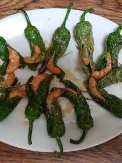 Una foto de Pimientos con langostinos