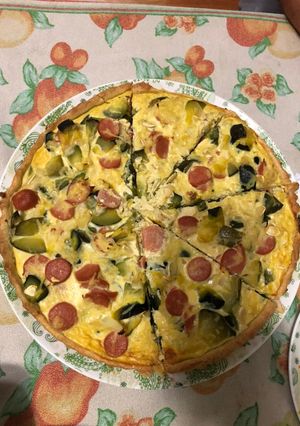 Una foto de Tarta de zapallitos y salchichas