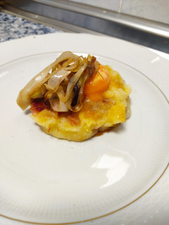 Una foto de Milhojas de patata piquillos y bacon