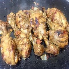 A picture of Tawa chicken drumsticks.