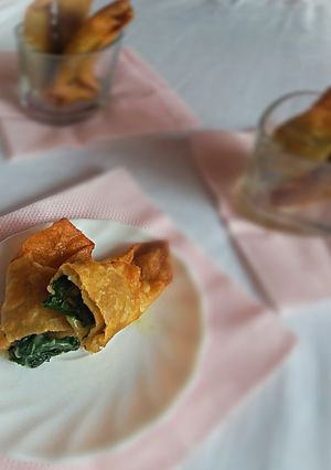 A picture of Spinach Cheese Cigars.