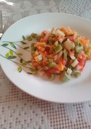 Una foto de Ensalada de jacubes 🥕🧅🍅🌵
