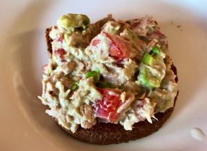 Una foto de Sándwich de atún, tomate, palta, light! Fácil para el verano!