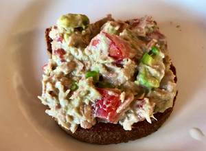 Una foto de Sándwich de atún, tomate, palta, light! Fácil para el verano!