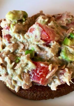Una foto de Sándwich de atún, tomate, palta, light! Fácil para el verano!