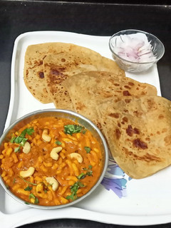 કાજુ ગાંઠિયા નું શાક (Kaju Ganthiya Shak Recipe In Gujarati) રેસીપી મુખ્ય ફોટો