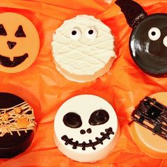 A picture of Halloween Chocolate Covered Oreos.
