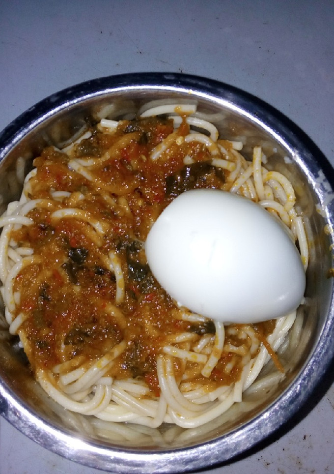 A picture of Spaghetti and stew with egg.