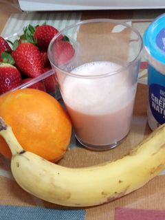 Una foto de Batido de fresas, plátano, limón y naranja