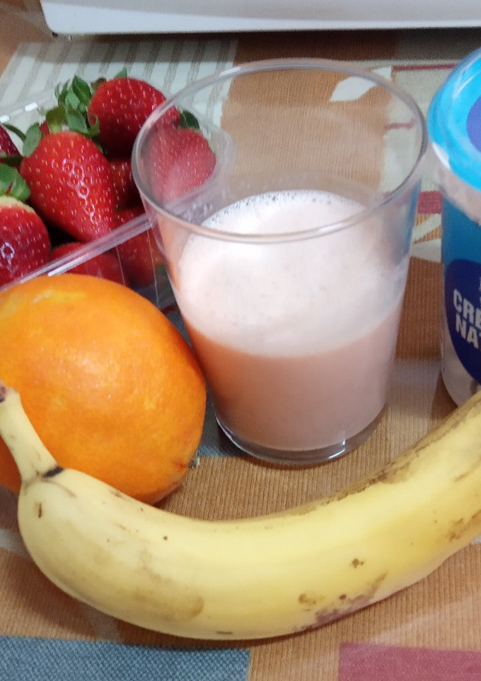 Una foto de Batido de fresas, plátano, limón y naranja