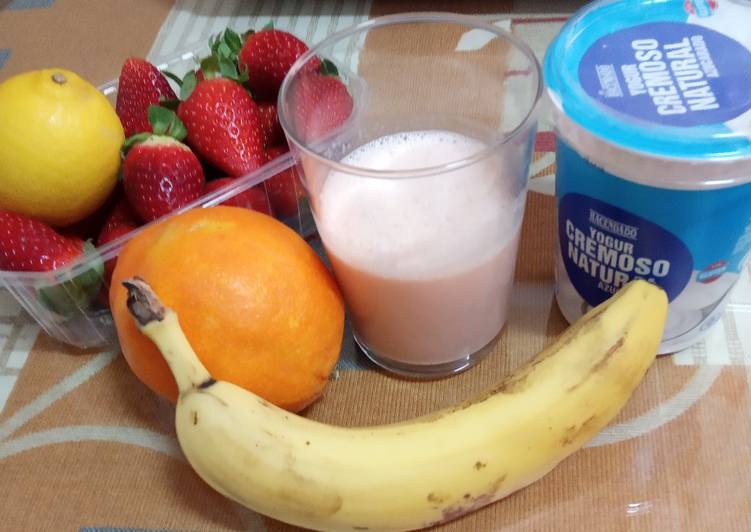 Batido de fresas, plátano, limón y