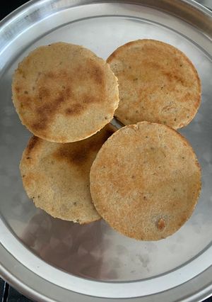 મીની ભાખરી (Mini Bhakhri Recipe In Gujarati) રેસીપી મુખ્ય ફોટો