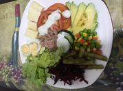 Una foto de atún con vegetales