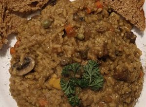 Una foto de Arroz meloso de cerdo con vino tinto