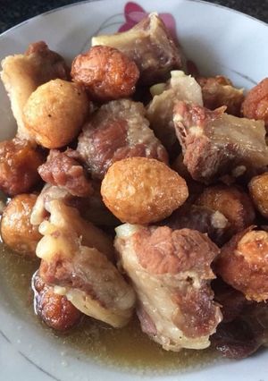 Hình của món Sườn cọng kho trứng cút.