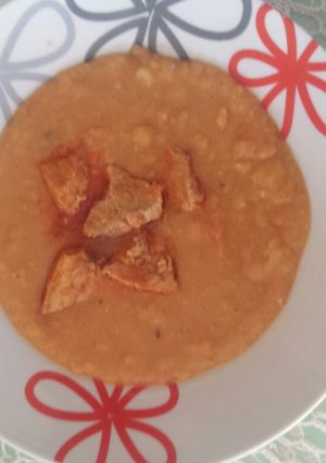 Sárga borsó főzelék sértés pörkölttel recept fotója