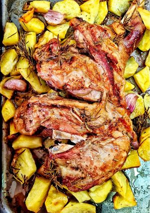 Una foto de Paletilla de cordero asada con ajo y romero