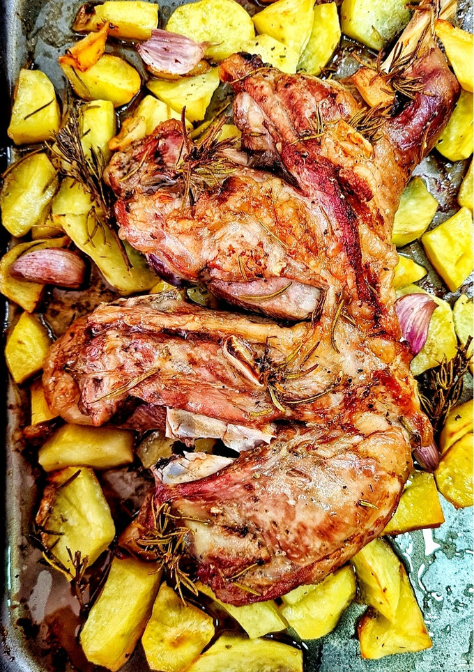 Una foto de Paletilla de cordero asada con ajo y romero