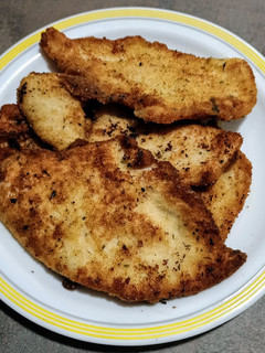 Una foto de Filetes de pechuga de pollo a las finas hierbas empanados