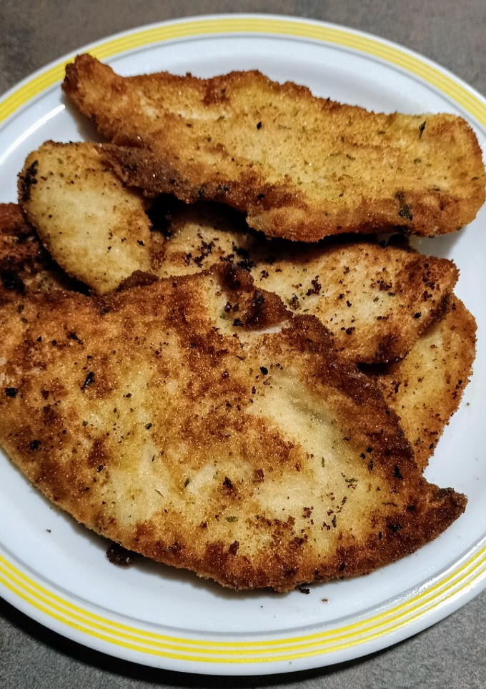 Una foto de Filetes de pechuga de pollo a las finas hierbas empanados