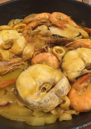 Foto principal de Merluza con patatas langostinos y calamares
