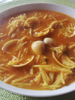Una foto de Fideos con almejas en amarillo