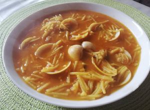 Foto principal de Fideos con almejas en amarillo