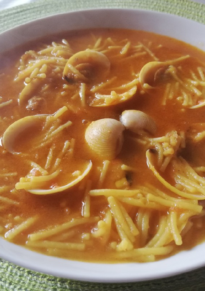 Una foto de Fideos con almejas en amarillo