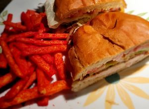 Una foto de Sándwich de pechuga de pollo a la parrilla