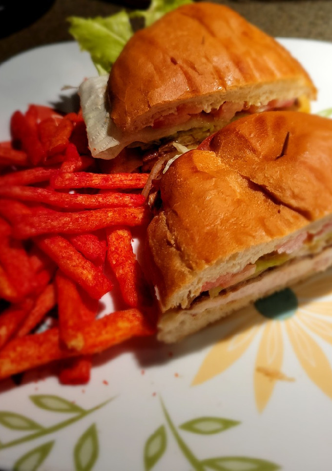 Una foto de Sándwich de pechuga de pollo a la parrilla