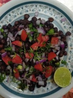 काले चने की चाट (Kale chane ki chaat recipe in Hindi) रेसिपी मुख्य फोटो