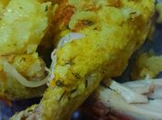 Una foto de pollo al horno con tomillo