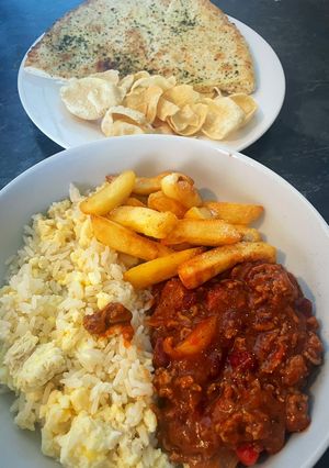 A picture of Chilli con carne & sides feed 4 for under £5.