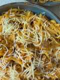Pasta cremosa con carne y queso