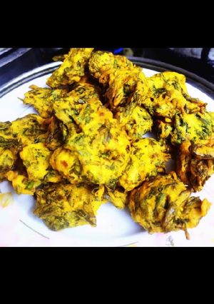 पालक आलू पकौड़े(palak ka pakoda recipe in hindi) रेसिपी मुख्य फोटो