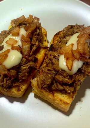 Una foto de Pulled Pork Bourguignon con Brioche francés