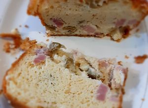 Une photo de Cake au jambon, fromage et olives