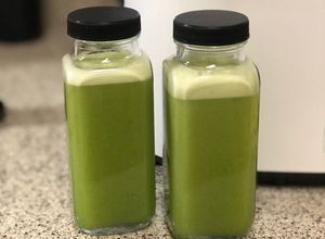 Hình của món Nước ép thơm, táo xanh và rau dấp cá.