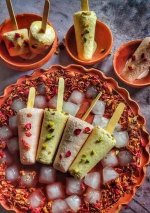 A picture of Easy Rose & Kesar pista kulfi (No fire).