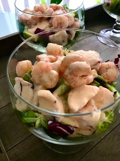 Una foto de Ensalada de pulpo y gambas con salsa tártara